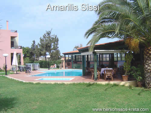 Amarilis Sissi Kreta. Zeer mooi appartementencomplex westelijk van centrum Sissi. Zeer mooie tuinen rondom.