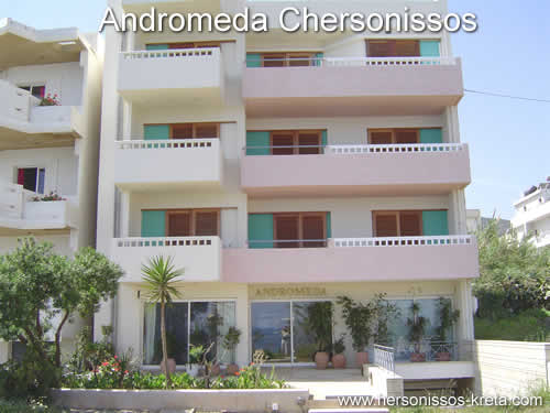 Andromeda apartments, Chersonissos. Direkt aan zee gelegen, mooi zicht over zee. Alle facilitieten qua winkels etc. in de hoofdstraat 200 meter.