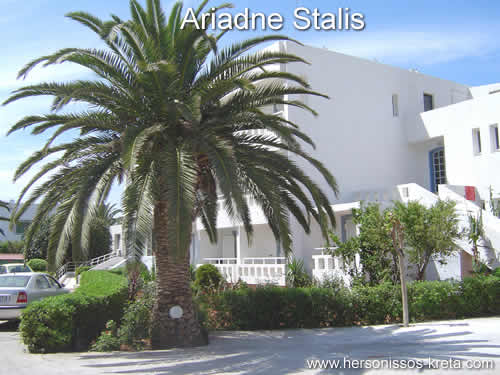 Hotel Ariadne Stalis Kreta. Zeer goed onderhouden apartementencomplex aan de beachroad van Stalis. Halverwege Chersonissos en Malia. Mooie zandstranden rondom.