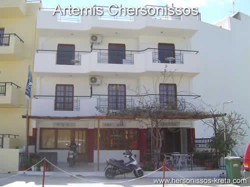 Familiesfeer gerund complex aan de westkant van Hersonissos.Artemis appartementen in Chersonissos, vlakbij zandstranden, supermarkt en busverbinding om de hoek.