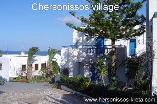 Chersonissos village in Chersonissos, groot hotel tegen de heuvels van Hersonissos. Grote zandstranden dichtbij. Autoverhuur Chersonissos