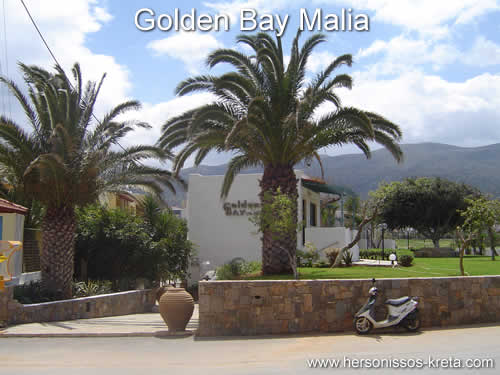 Golden bay Malia, omgeven door veel groen, aan de beachroad van Malia, vlakbij de grote zandstranden. Chersonissos Kreta.
