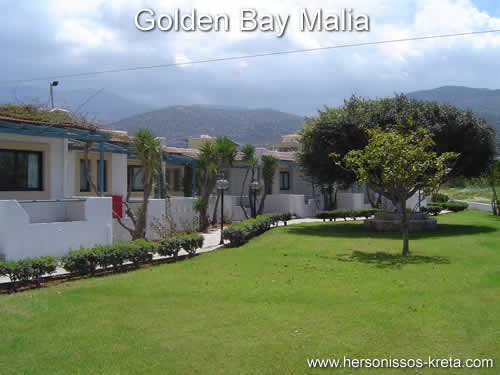 Golden bay Malia, omgeven door veel groen, aan de beachroad van Malia, vlakbij de grote zandstranden. Chersonissos Kreta.