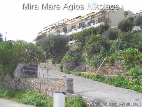 hotel mira mare agios nikolaos. oostelijk van agios nikolaos, mooi gelegen, aan zee, uitzicht over zee.