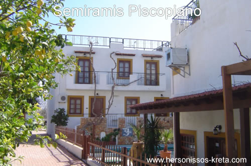 Semiramis in Piscopiano Kreta, klein appartementen complex nabij centrum piscopiano.