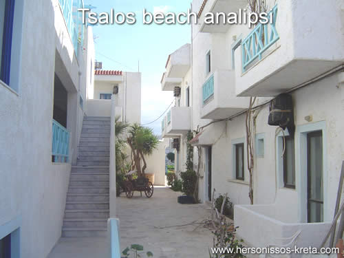 Tsalos beach analipsi kreta, familie complex, direct aan groot zandstrand, restaurantjes in de buurt. Dorpskern analipsi vlakbij.